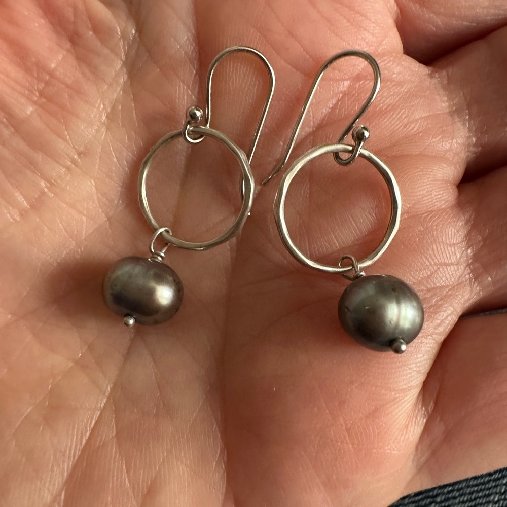 Gray pearl drop earrings